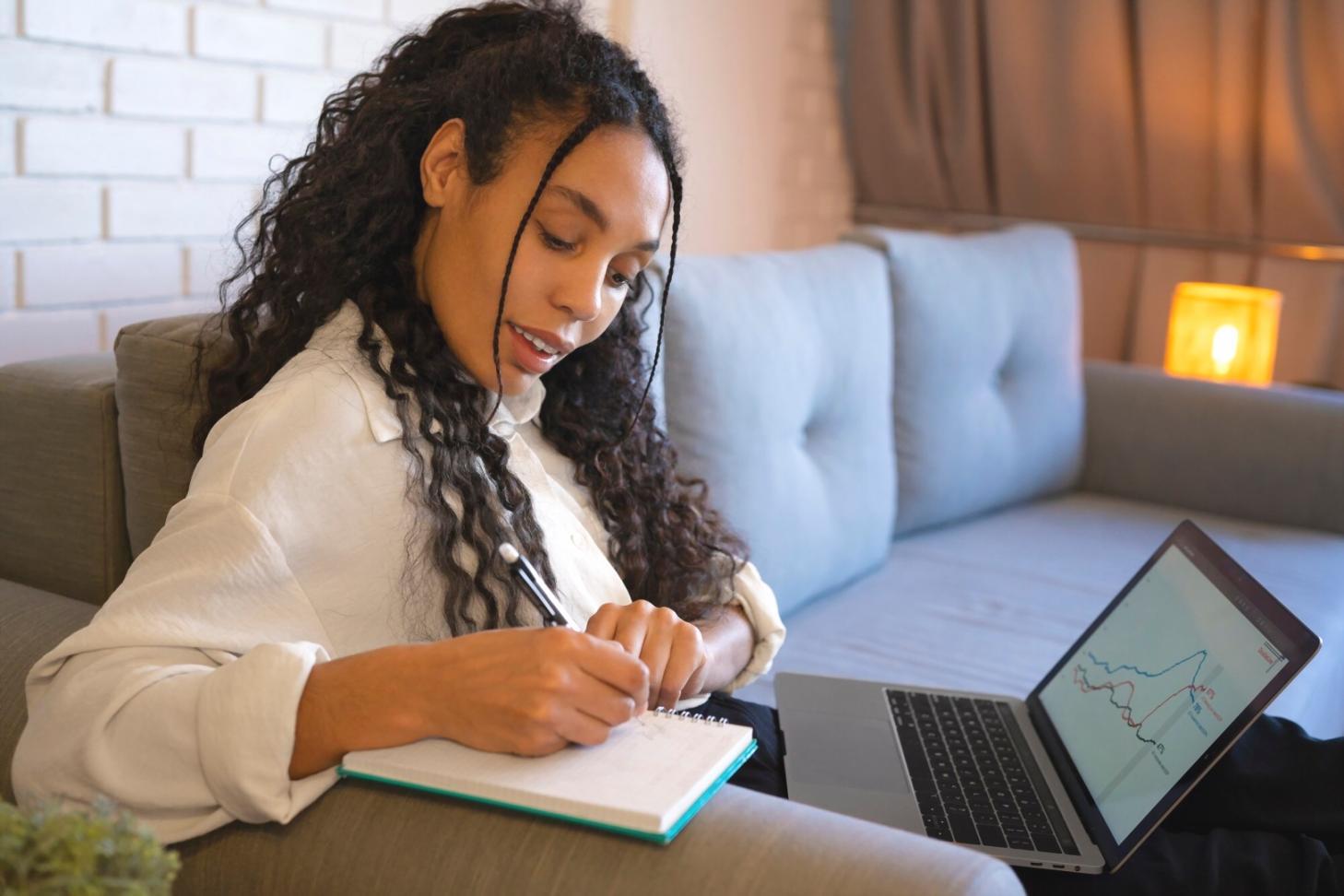 Séance de travail en petit groupe sur la gestion budgétaire